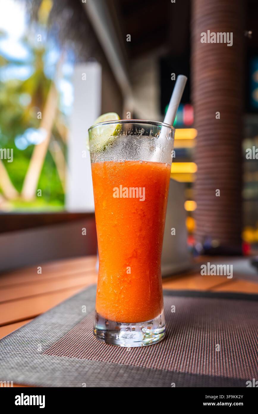 Cocktail rinfrescante di smoothie all'arancia servito in un resort Foto Stock