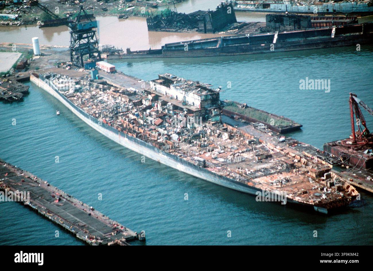 Portaeroplani USS Coral Sea smantellato presso Patapsco Marine Salvage, Baltimora, anni '90 Foto Stock