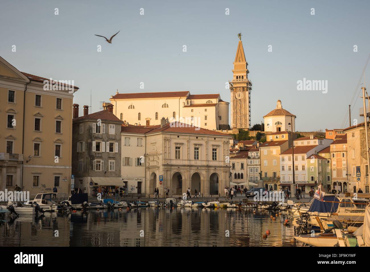 Marina di Piran e chiesa parrocchiale di San Giorgio Foto Stock