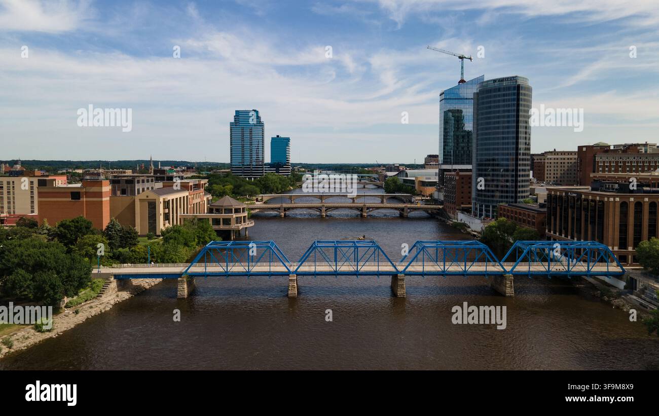 Grand Rapids, Michigan, Stati Uniti – 10 luglio 2021: Veduta aerea dello skyline del centro di Grand Rapids con il Grand River, i ponti e i grattacieli moderni Foto Stock