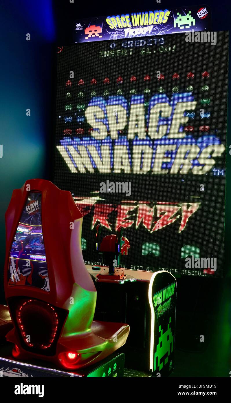 Ritorno al passato! Gioco arcade retrò Space Invaders. Riporta indietro quei ricordi classici dell'arcade! Foto Stock