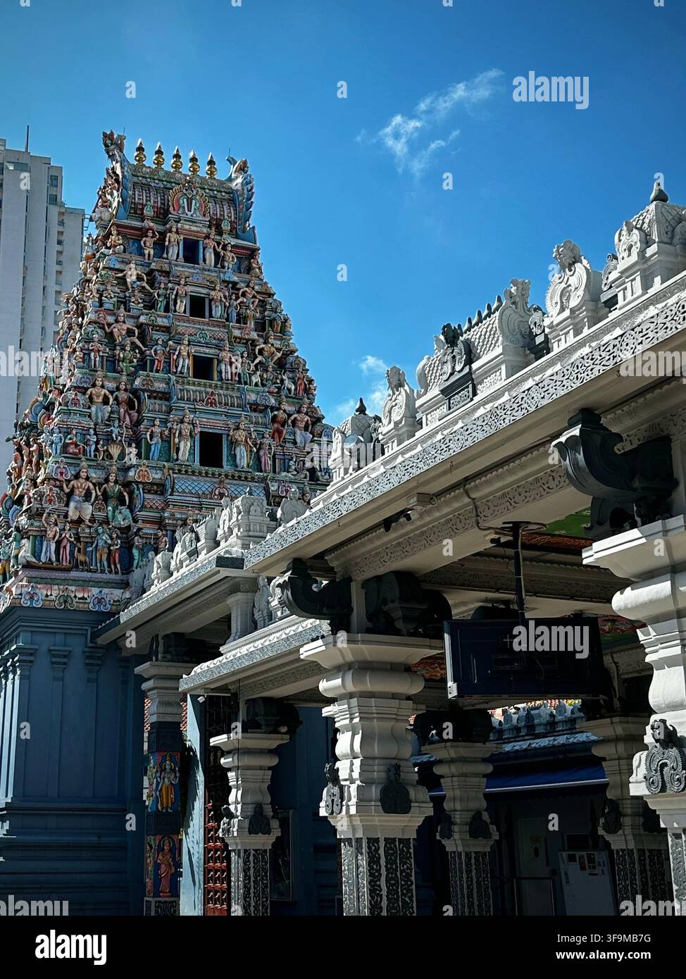 Vista ampia di un tempio indù mozzafiato a Little India (Singapore) Foto Stock