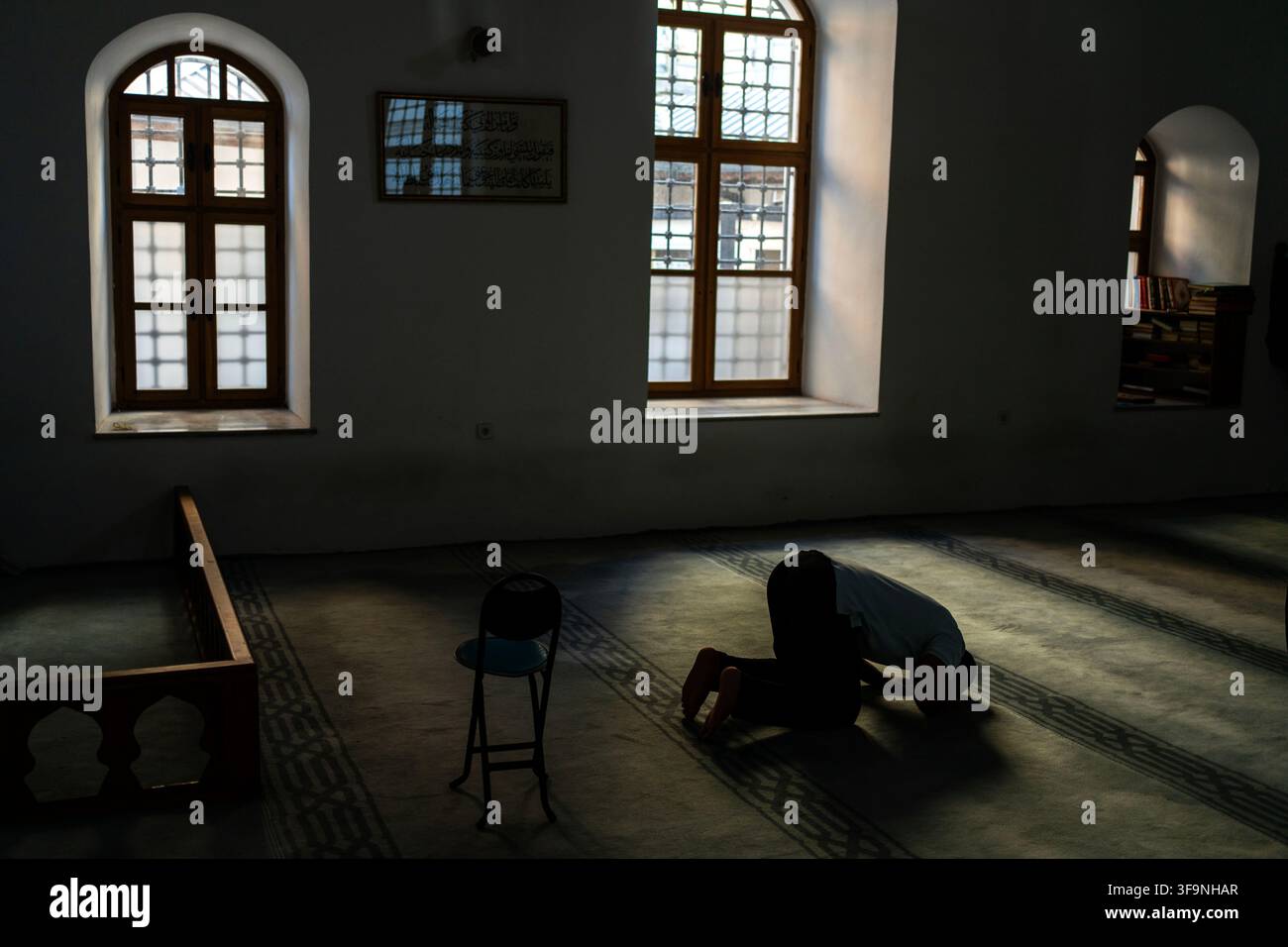 Un uomo prega in una moschea a Istanbul, Turchia. Foto Stock