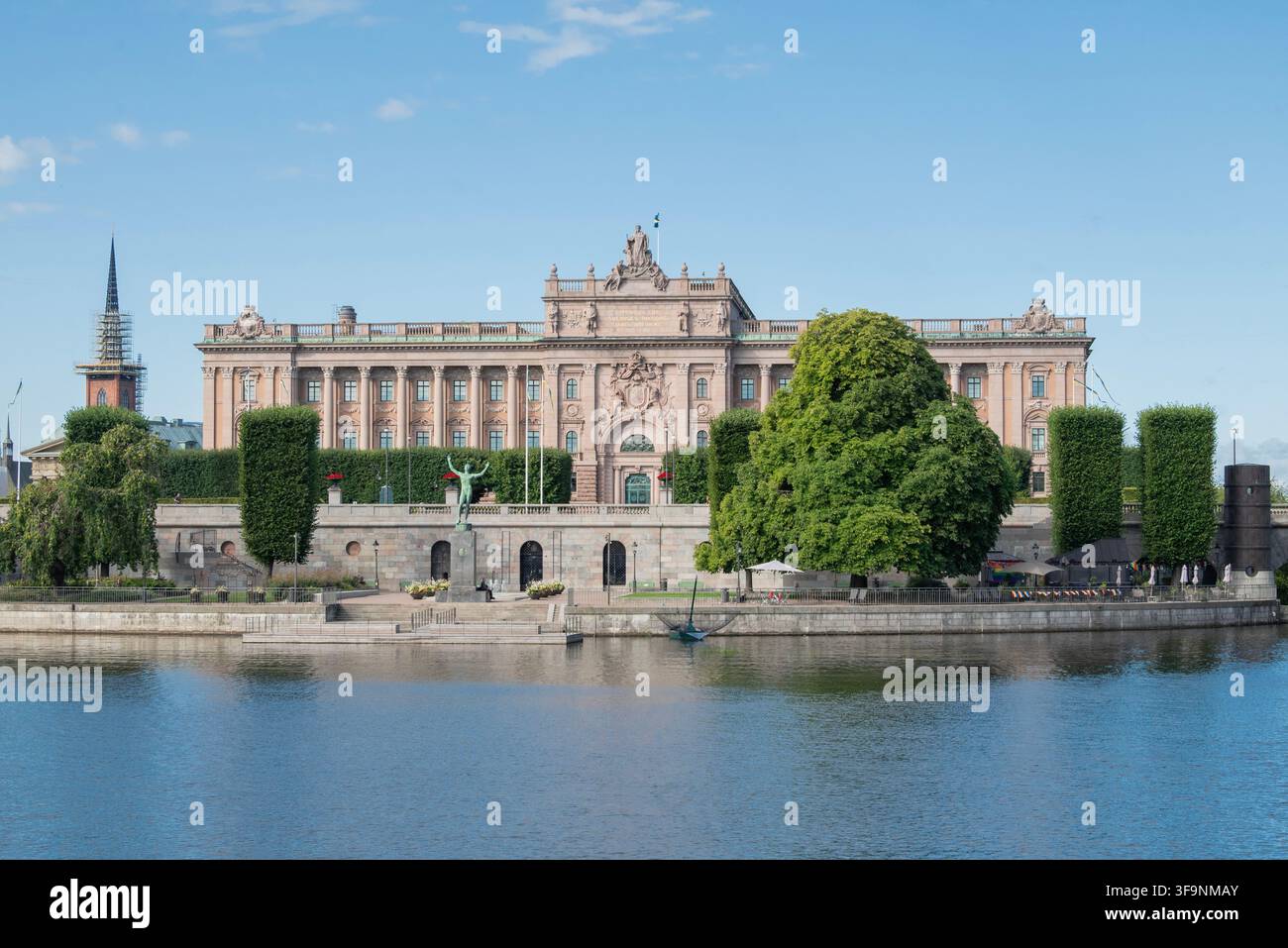 Stoccolma, Svezia — 1 agosto 2026: Vista del Palazzo del Parlamento svedese, Riksdagshuset, sull'isola di Helgeandsholmen, vista attraverso il lungomare nel centro Foto Stock