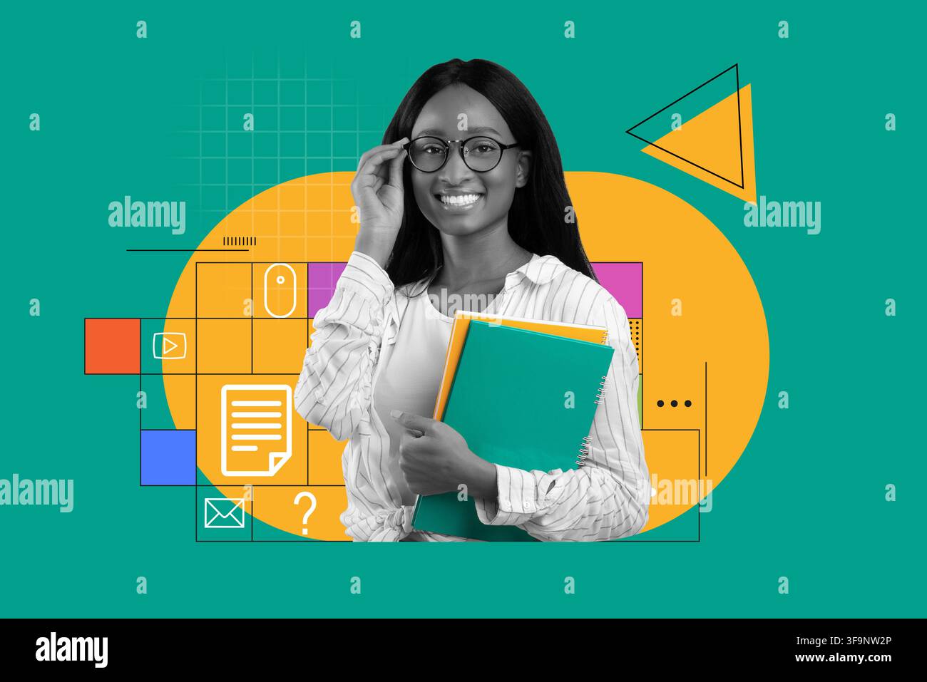 Donna afroamericana sorridente con occhiali che tiene libri in ufficio, concetto di educazione Foto Stock