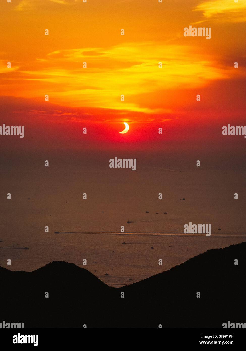 Sant Elm, Spagna - 12 agosto 2026: Vista aerea dell'eclissi solare sul Mar Mediterraneo vicino a Sa Dragonera con colori vivaci del tramonto e costiera Foto Stock