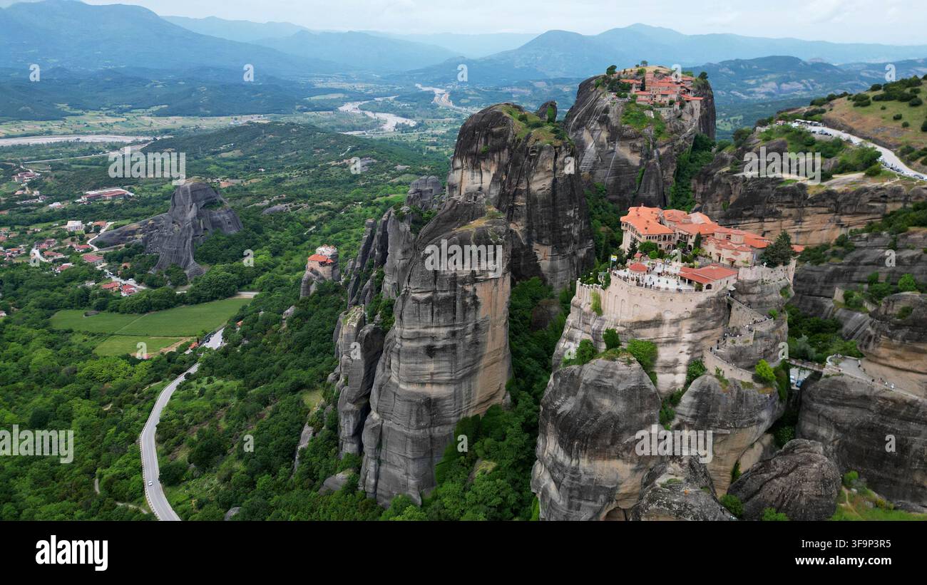 KALAMBAKA, GRECIA - 13 MAGGIO 2026 Paesaggio mozzafiato ripreso da drone degli antichi monasteri di Meteora costruiti su alti pilastri di arenaria in Grecia. Monte maestoso Foto Stock