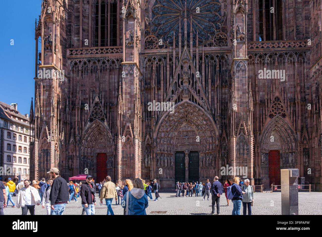 Strasburgo, Alsazia, Francia - 30 aprile 2026: Le persone passeggiano e chiacchierano vicino al Münster a Strasburgo. Foto Stock