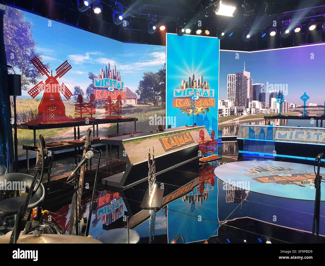 Set televisivo per un programma lituano chiamato "Miestas ir Kaimas" (Città e Villaggio). Il set presenta grandi schermi LED che mostrano Foto Stock
