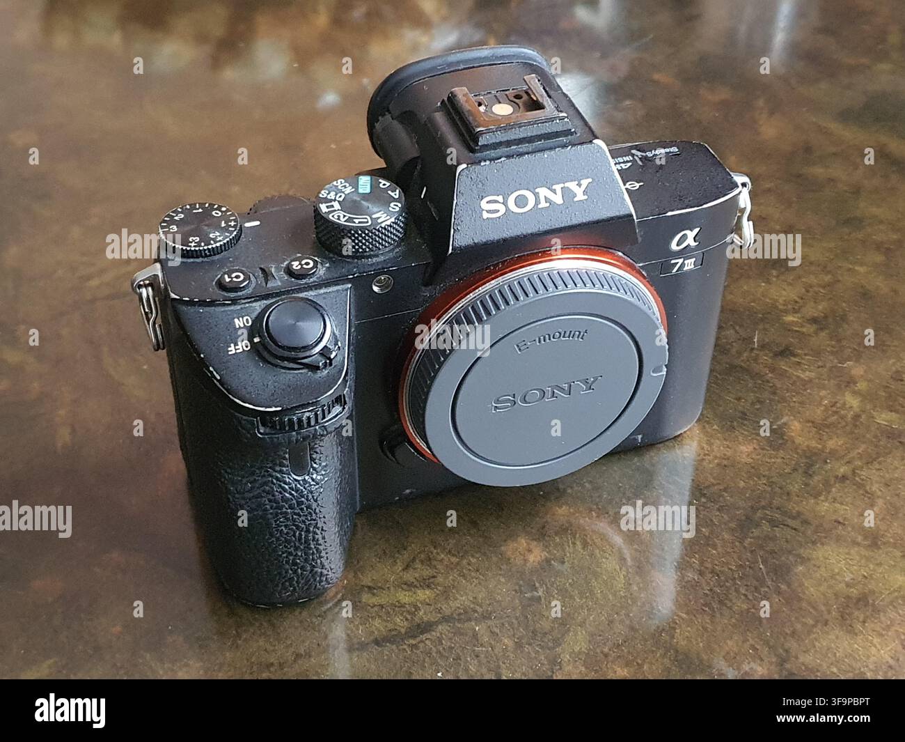 Un corpo macchina digitale senza specchio Sony Alpha a7 III nero senza obiettivo attaccato, che mostra il supporto per obiettivi E-mount con tappo del corpo in posizione. La fotocamera Foto Stock