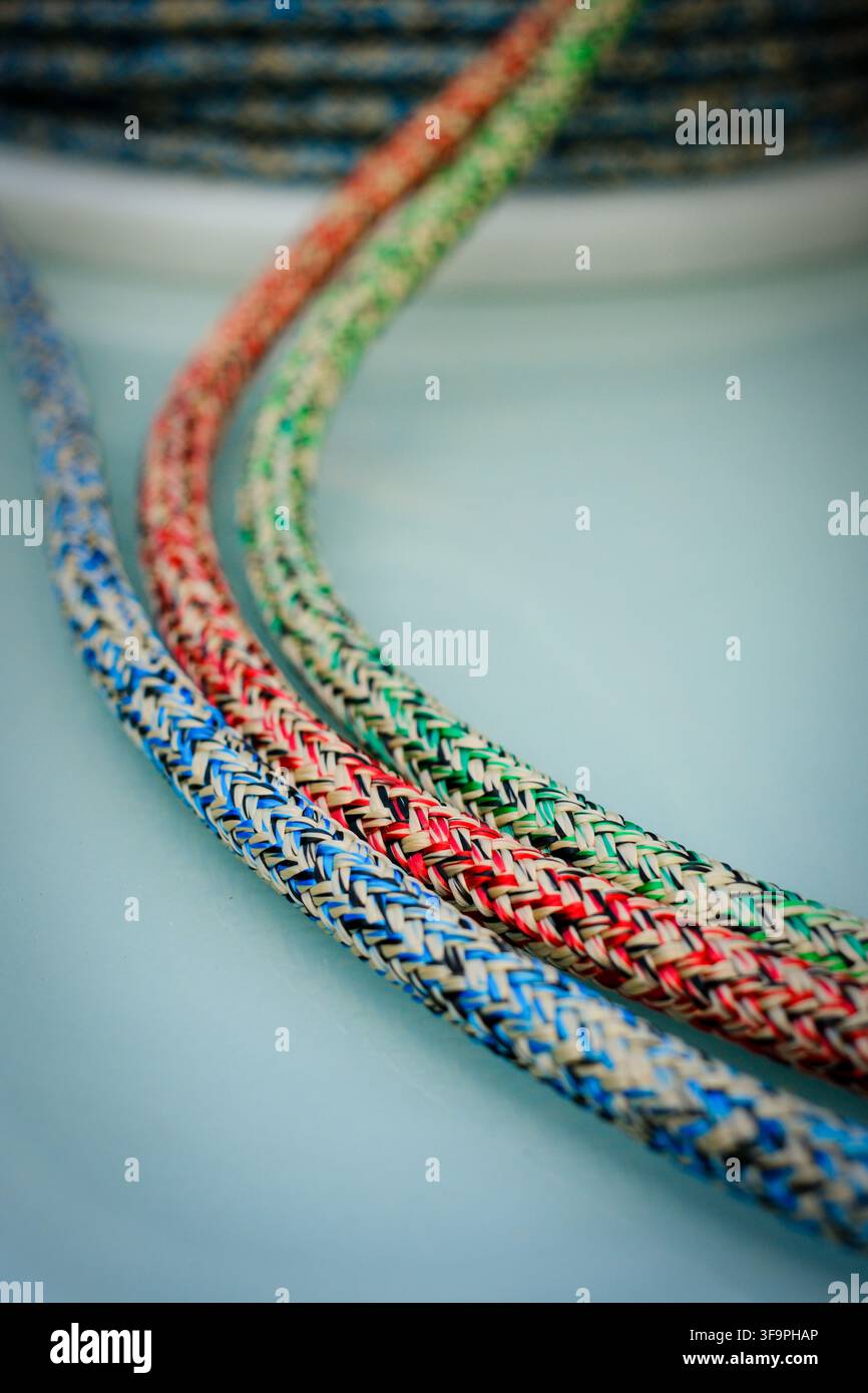 Corda da vela moderna, bobina colorata di corde forti in Dyneema rivestite a doppio intreccio per la vela. Foto Stock