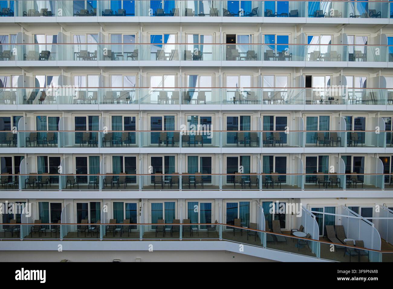 I molti ponti di una nave da crociera ormeggiata al terminal crociere Canada Place a Coal Harbour, Vancouver, BC. Foto Stock