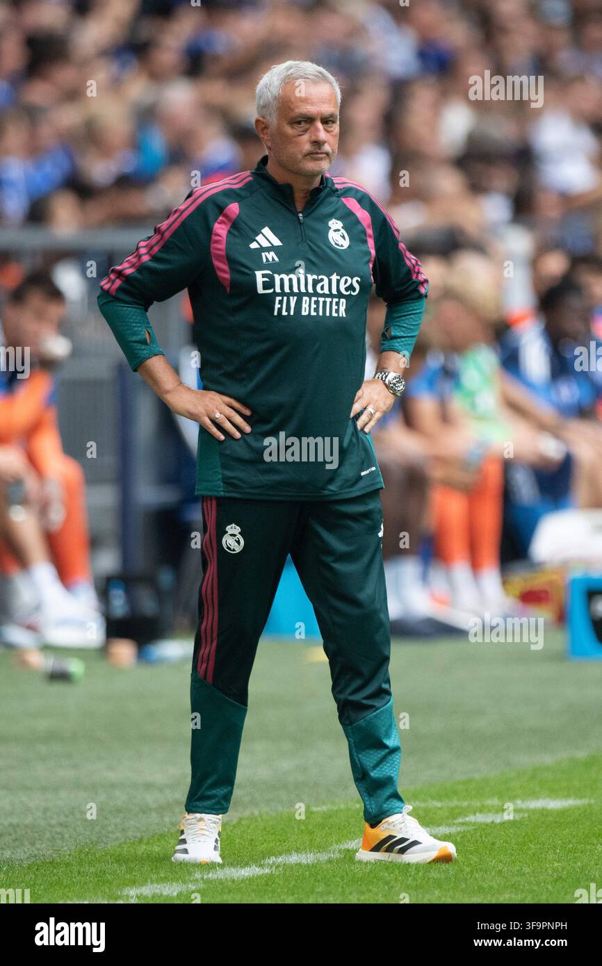 Allenatore Jose MOURINHO (Real Madrid) osserva la partita Amichevole di calcio/ FC Schalke 04 - Real Madrid 0-3 il 16.08.2026 alla Veltins-Arena Gelsenkirchen/ Germania. #Le regole della DFL vietano qualsiasi uso di fotografie come sequenze di immagini e/o quasi-video Foto Stock