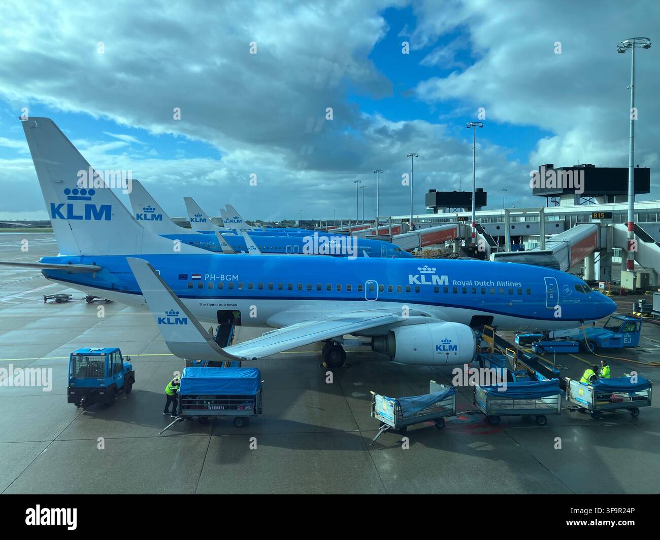 Aerei passeggeri KLM Royal Dutch Airlines parcheggiati ai ponti di imbarco dell'aeroporto di Amsterdam Schiphol (AMS) nei Paesi Bassi. - Immagine stock catturata con smartphone
