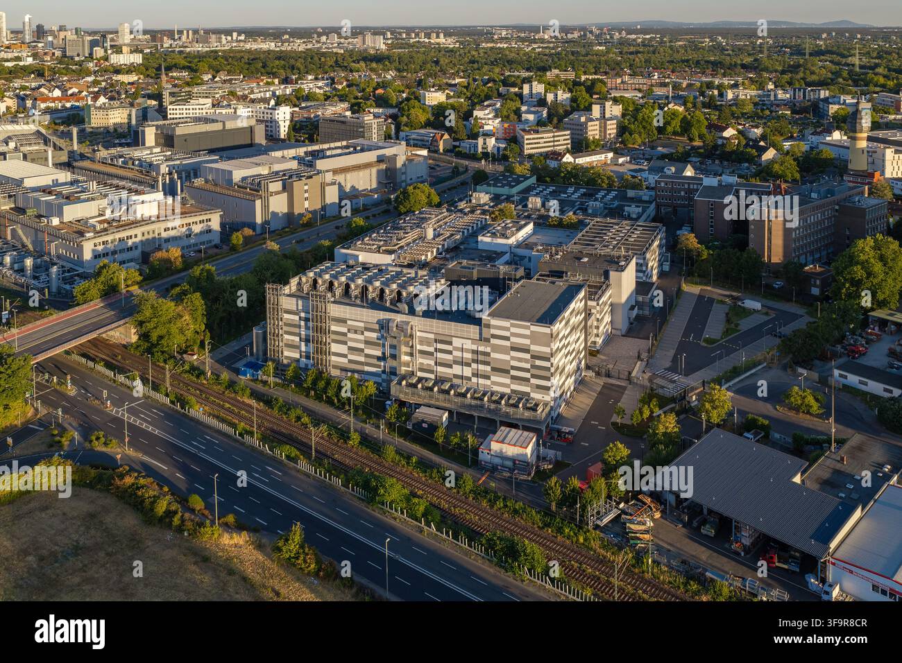 Vista aerea del centro dati Global Switch e della struttura NTT Global Data Centers circondata da infrastrutture urbane, binari ferroviari e vegetazione in Foto Stock