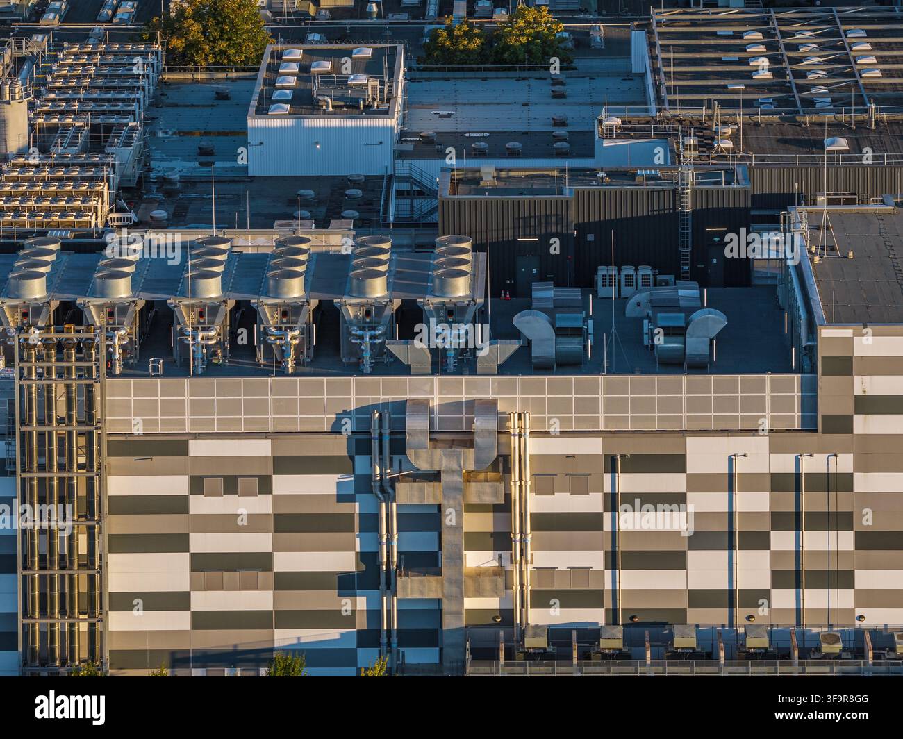 Vista aerea del centro dati Global Switch con unità di raffreddamento industriali sul tetto e sistemi di ventilazione su un edificio moderno a Francoforte sul Meno Foto Stock