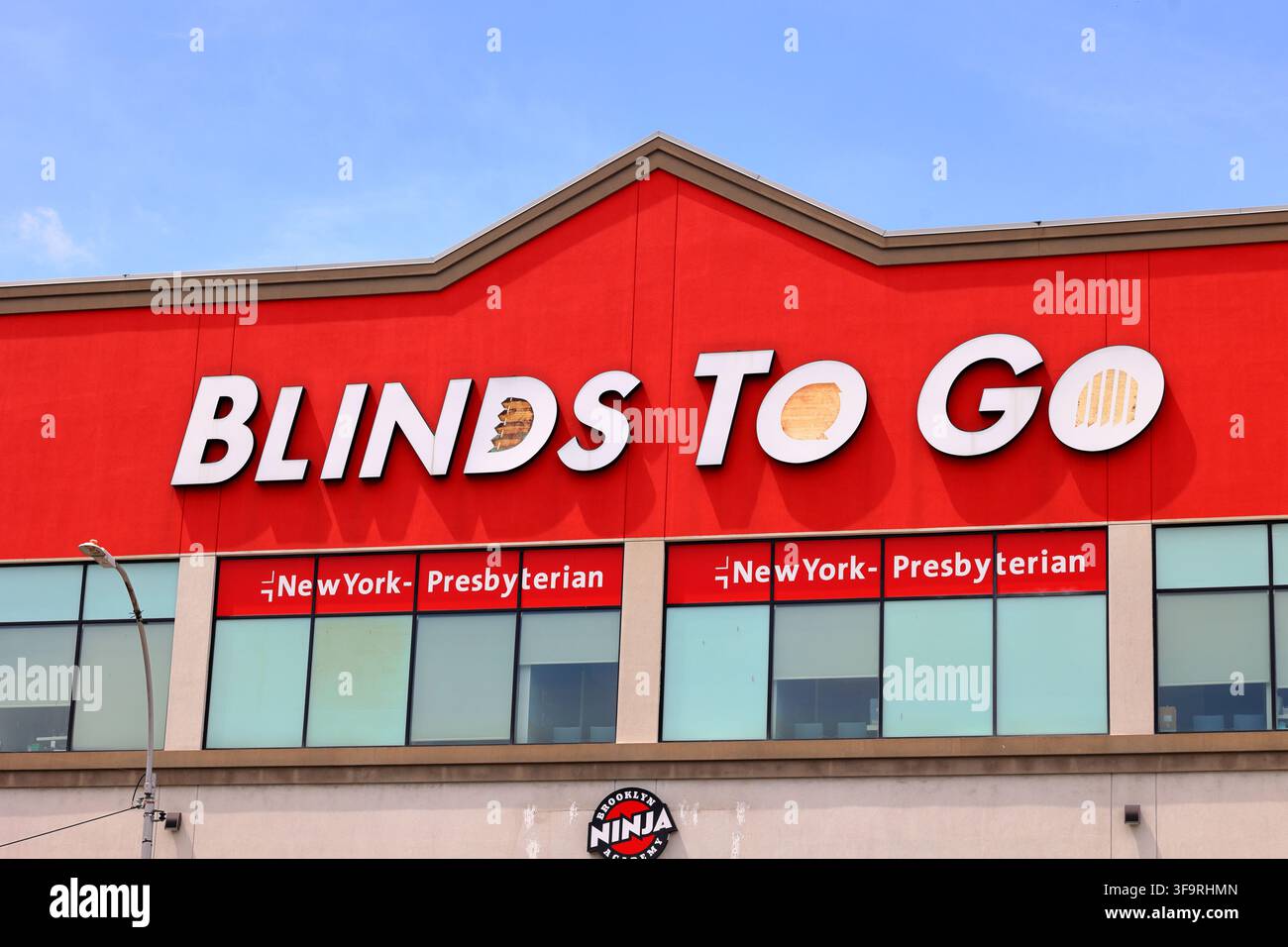 Insegna per un rivenditore Blinds To Go di tende da finestra e trattamenti su misura a Brooklyn, New York. Foto Stock