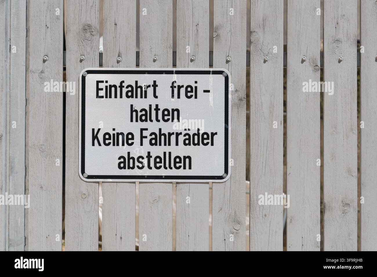 Insegna con il testo tedesco Einfahrt freihalten, keine Fahrräder abstellen Foto Stock