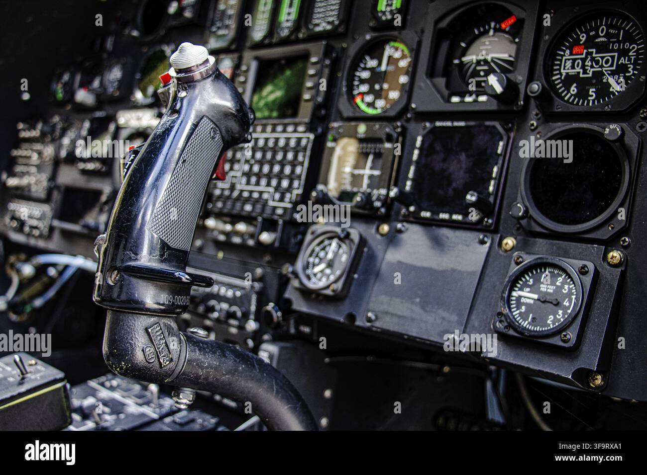 Cabina di pilotaggio moderna in un elicottero militare dell'esercito belga a Bruxelles Foto Stock