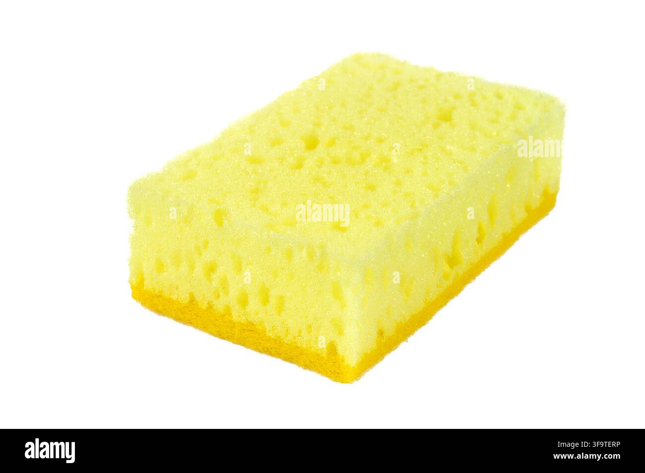 Spugna di schiuma gialla isolata su sfondo bianco. Primo piano di una spugna su sfondo bianco. Foto Stock