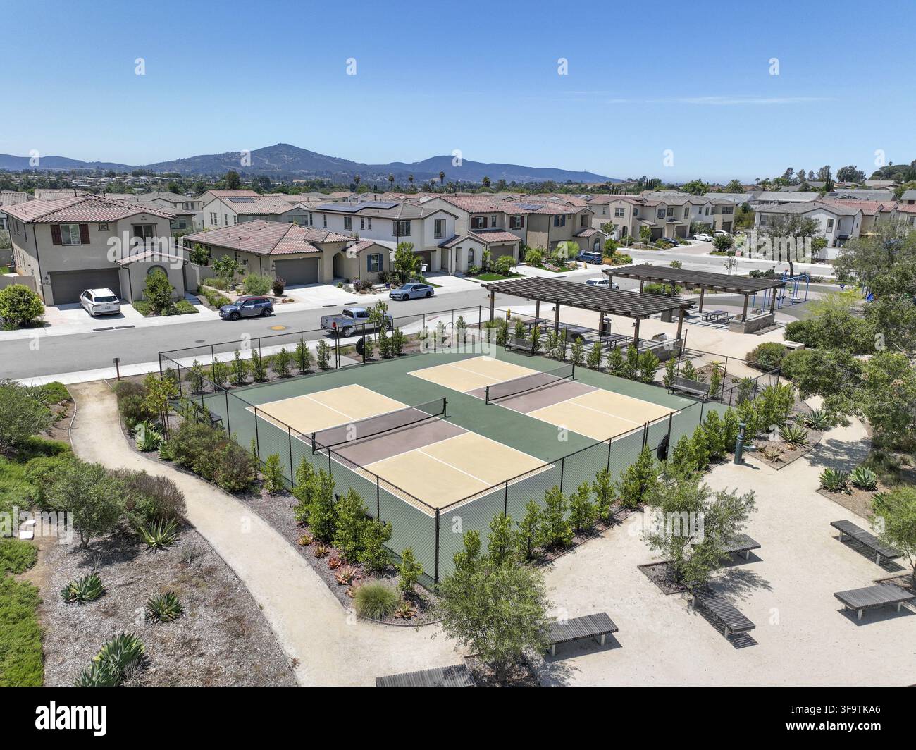 Veduta aerea di un complesso di palle da picchetto con campi accanto a un parco giochi in un parco suburbano di San Diego Foto Stock