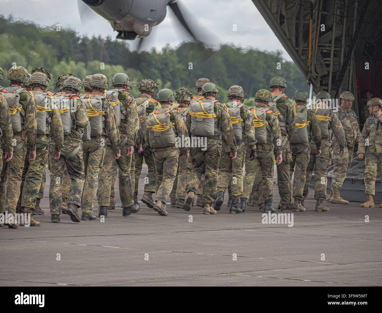 Paracadutisti tedeschi che salgono a bordo di un C-130 Hercules della US Air Force durante un'esercitazione NATO: Soldati in equipaggiamento completo, in preparazione per una missione aerea, en Foto Stock