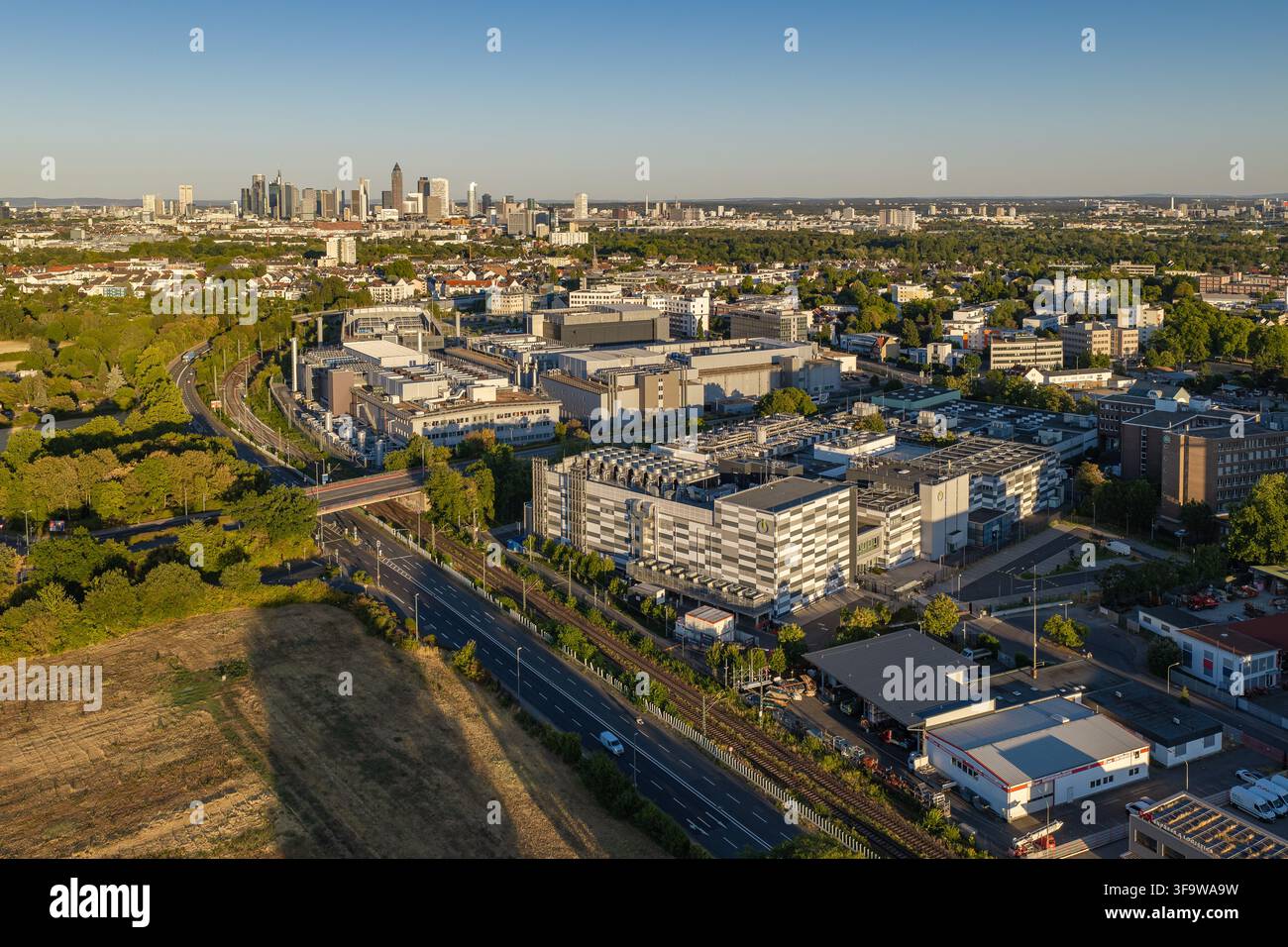 Francoforte sul Meno, Germania - 11 agosto 2026: Veduta aerea della struttura del centro dati Global Switch, circondata da infrastrutture urbane, linee ferroviarie, Foto Stock