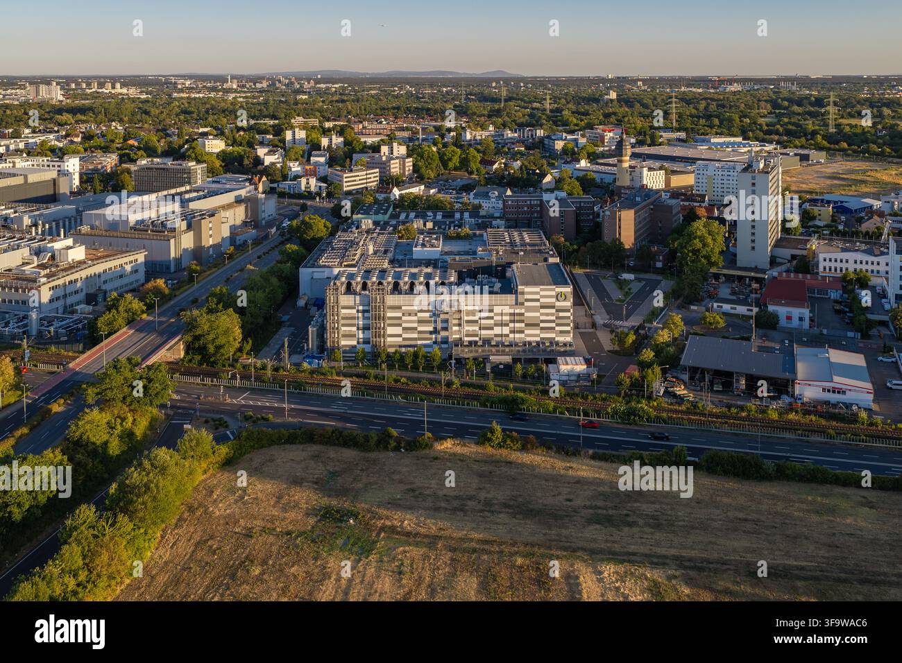 Francoforte sul Meno, Germania – 11 agosto 2026: Veduta aerea della struttura del centro dati Global Switch circondata da infrastrutture urbane, costruzioni industriali Foto Stock