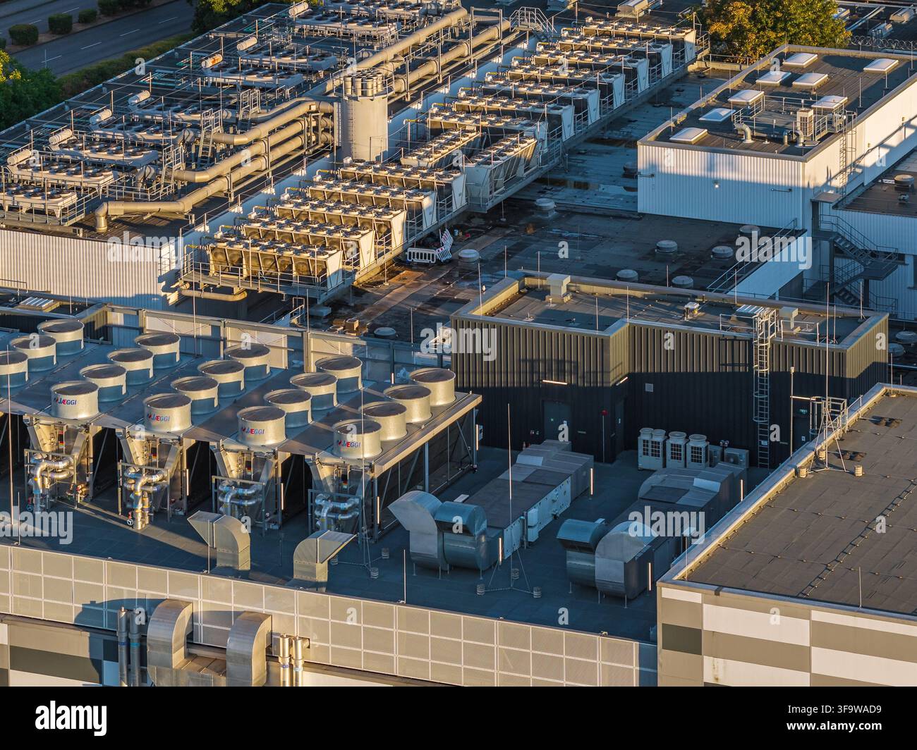 Francoforte sul Meno, Germania - 11 agosto 2026: Veduta aerea del data center Global Switch, che mostra i sistemi di raffreddamento sul tetto, la ventilazione industriale e Mo Foto Stock