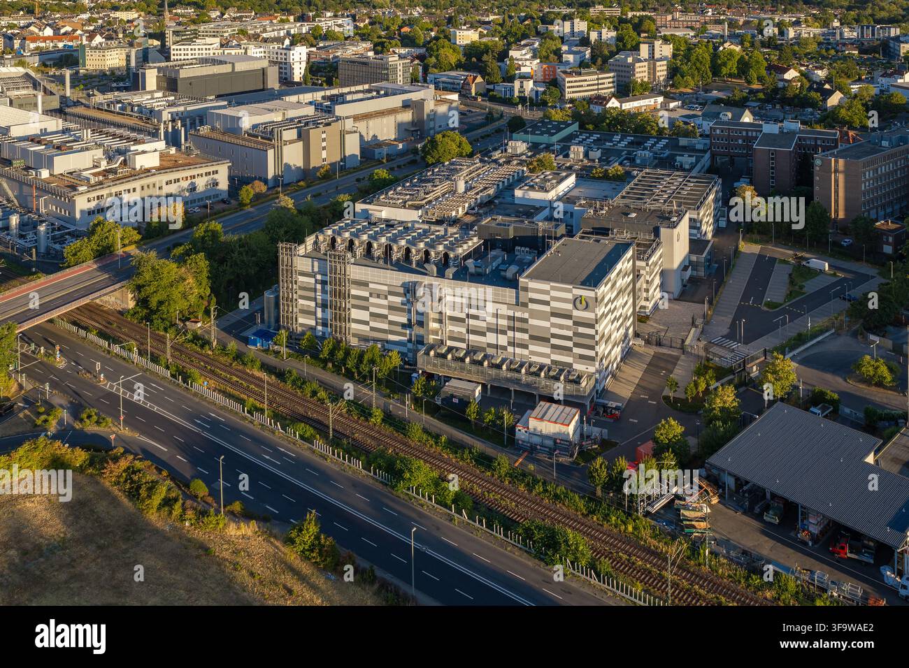 Francoforte sul Meno, Germania – 11 agosto 2026: Veduta aerea del centro dati Global Switch circondato da edifici industriali, binari ferroviari e infrastrutture urbane Foto Stock