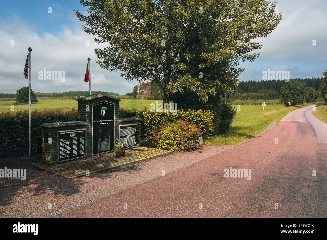 Foy (Bastogne), Belgio - 17 luglio 2021: Battaglia del Bulge Memorial e Company, 506th Infantry Regiment, 101st Airborne Division - strada che conduce al Foto Stock