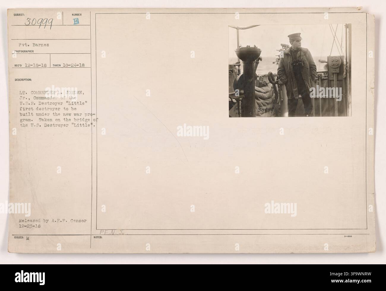 Tenente Comandante L. Jordan, Jr., Comandante della U.S.S. Little, il primo cacciatorpediniere costruito nell'ambito del nuovo programma di guerra, sul ponte della U.S.S. Little, il 24 ottobre 1918. Foto Stock