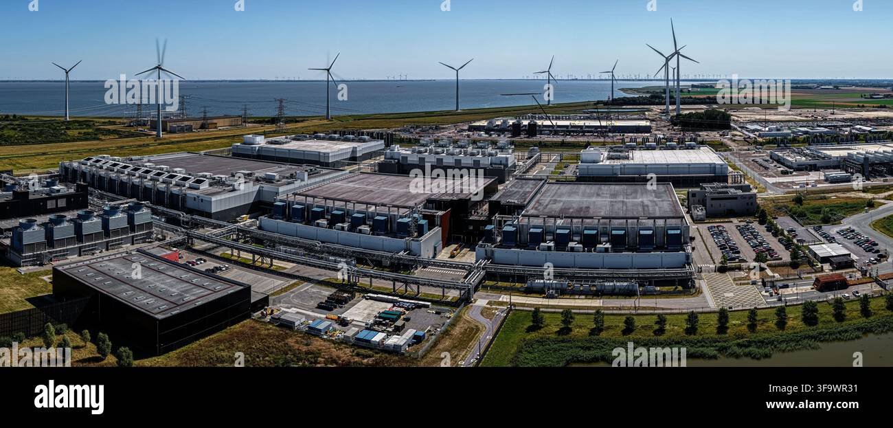 Eemshaven, Groningen, Paesi Bassi – 13 agosto 2026: Veduta aerea del complesso di data center di Google con grandi edifici industriali, sistemi di raffreddamento, un Foto Stock
