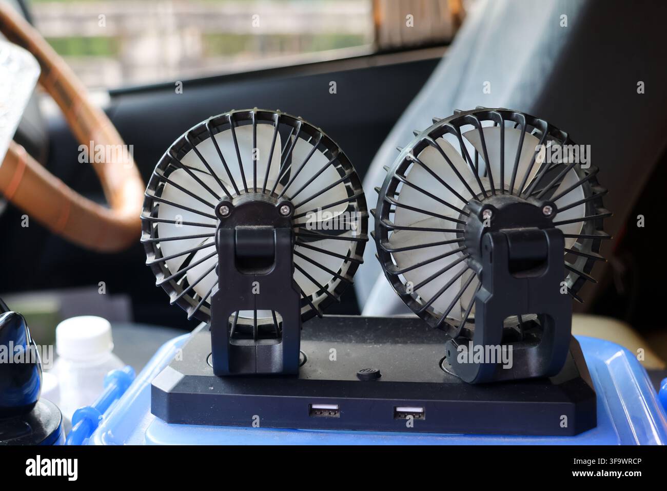 Un veicolo ventilatore portatile interno ventilatore nero doppio ventilatore ventilatore portatile dispositivo di raffreddamento Foto Stock