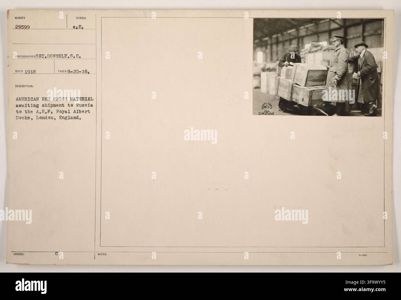 Materiale della Croce Rossa Americana in attesa di spedizione in Russia per le Forze Espeditionali Americane, ai Royal Albert Docks, Londra, Inghilterra, fotografato il 20 agosto 1918. Foto Stock