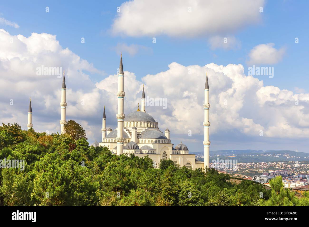 Camlica moschea di Istanbul, bella vista laterale Foto Stock