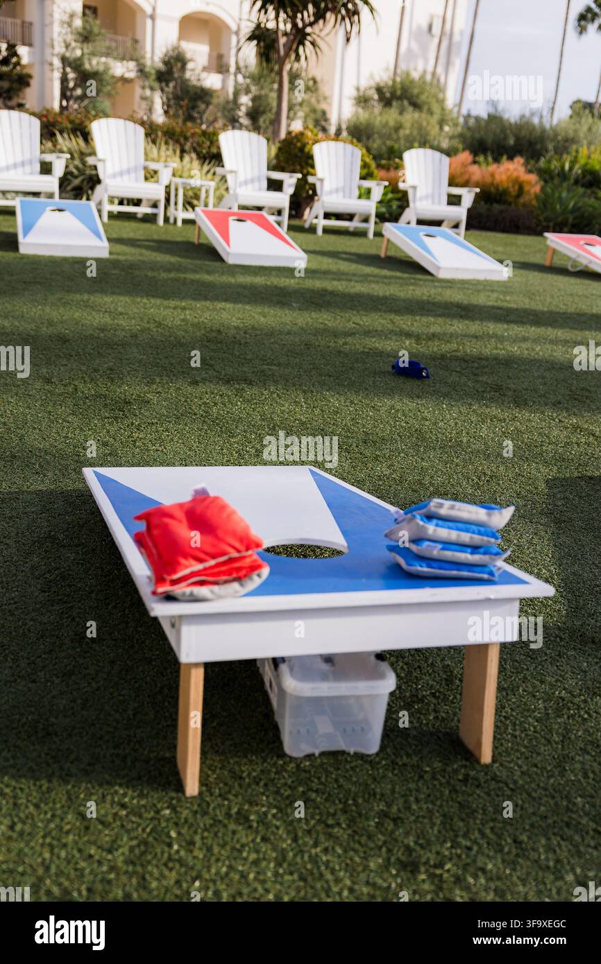Tavole da gioco Cornhole sistemate su un prato verde Foto Stock