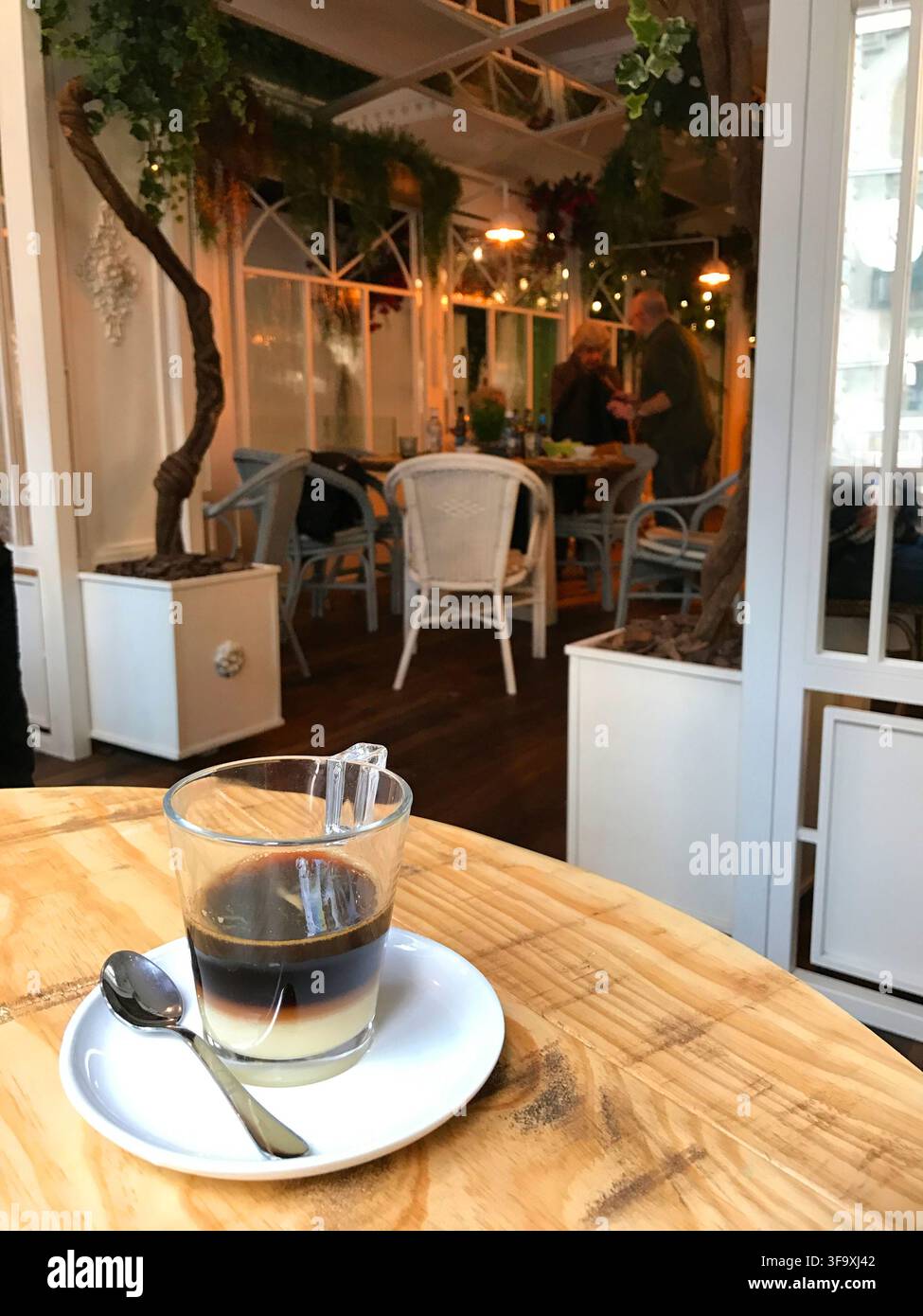 Caffè Bombon in un caffè tradizionale. Madrid, Spagna. Foto Stock