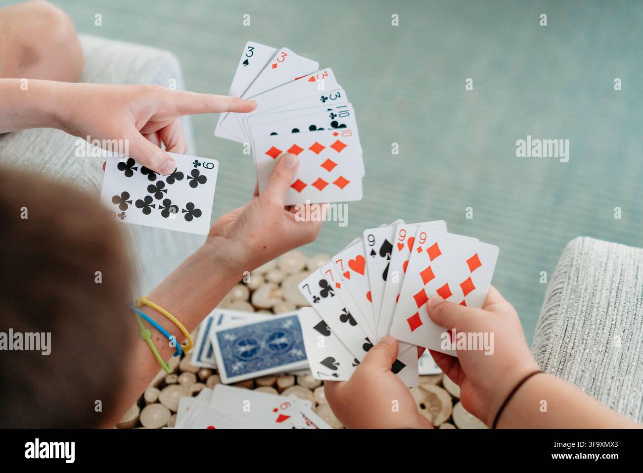 Vista aerea di amici che giocano a un gioco di carte Foto Stock