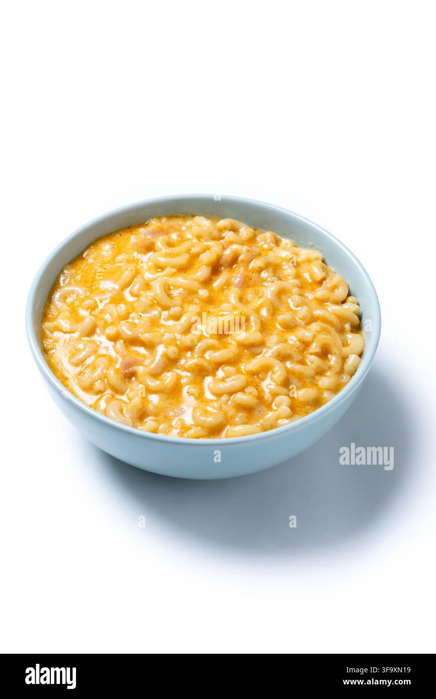 Mac and cheese cremoso isolato su sfondo bianco Foto Stock