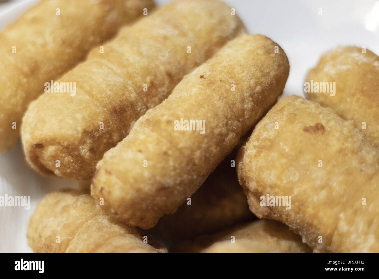 Finger di formaggio fritti, tequenos ripieni di formaggio bianco. Foto Stock