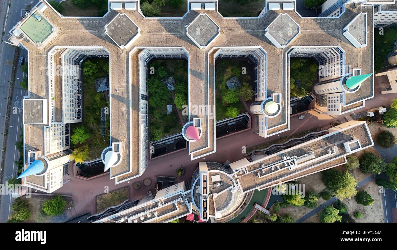 Vista aerea dell'architettura geometrica unica del quartiere Bahnhofsviertel con strutture a tetto conico colorate e cortili interni a Frankfu Foto Stock