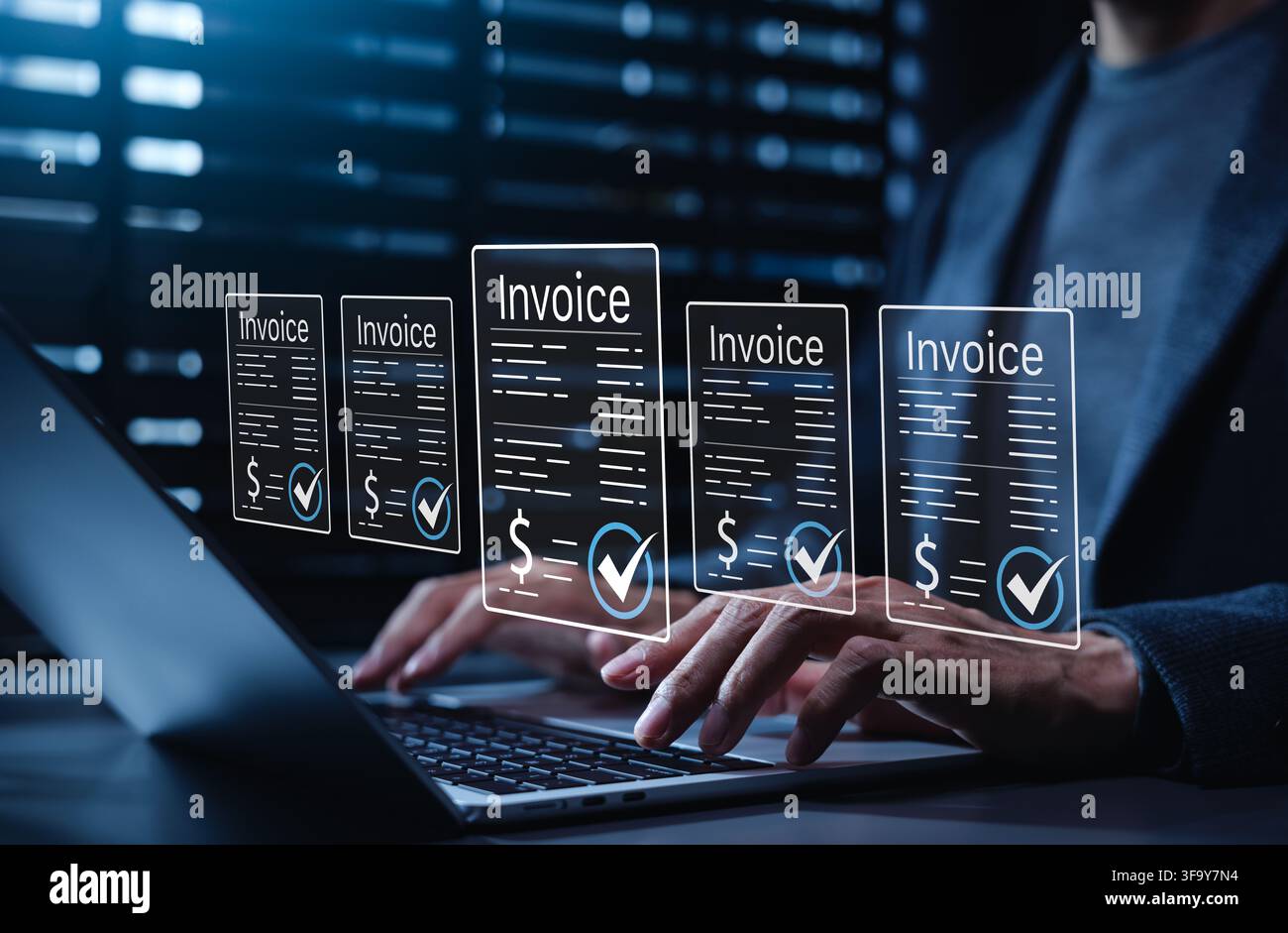 Concetto di approvazione della fattura digitale e di elaborazione dei pagamenti online con documenti di fatturazione verificati, convalida con segno di spunta, fattura elettronica, registri finanziari Foto Stock