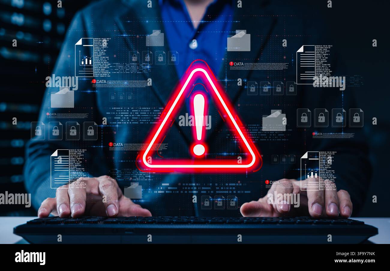 Avviso di violazione dei dati sulla cybersecurity mostra file bloccati, avvisi digitali e documenti protetti mentre un uomo d'affari risponde alle minacce informatiche, informazioni Foto Stock