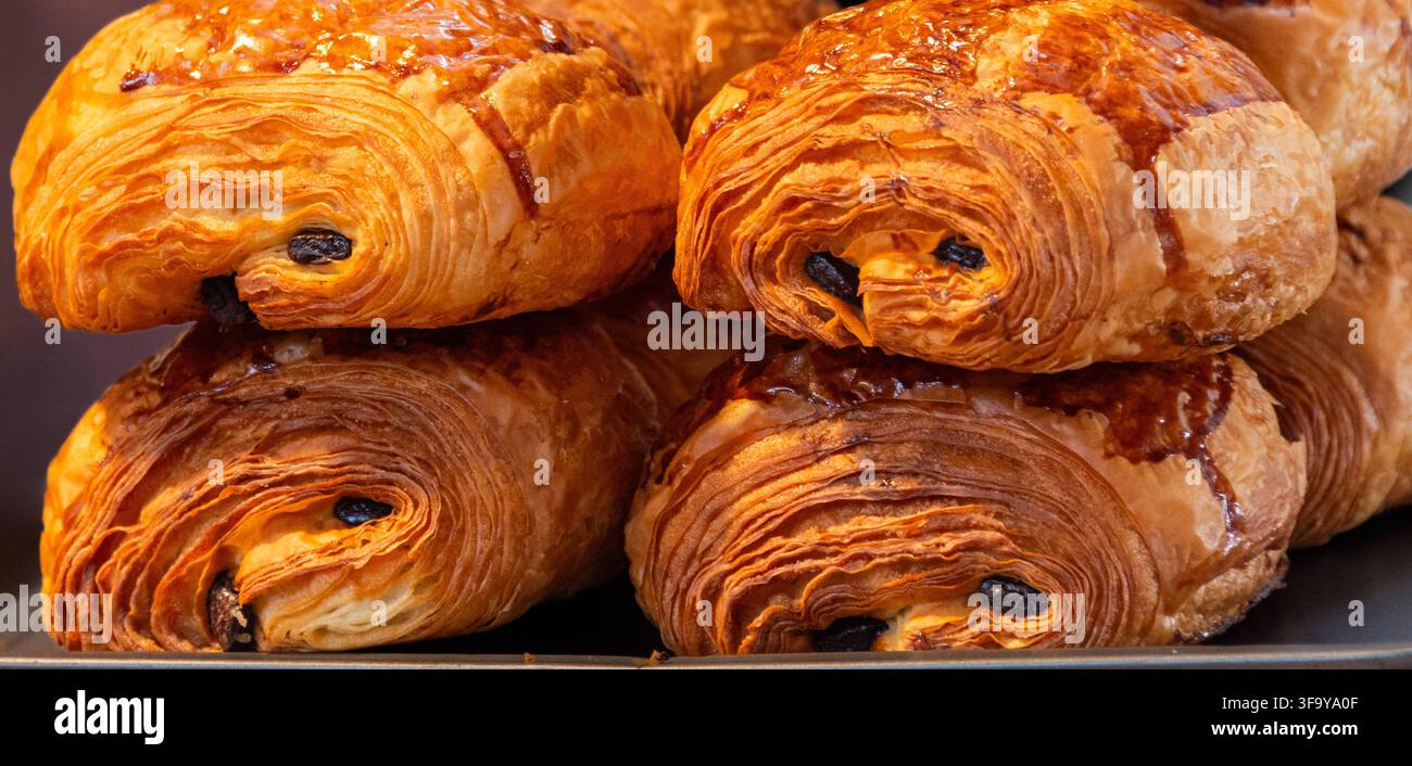 Pain Au Chocolat in vendita su una bancarella del mercato Foto Stock