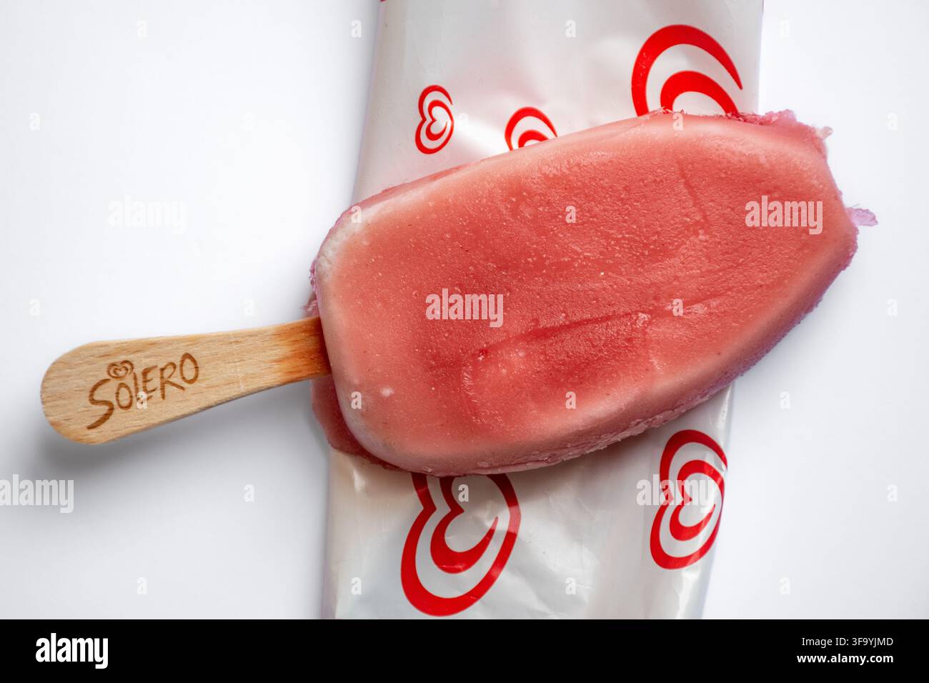 Gelato Solero, gusto fragola attorcigliato sulla confezione Foto Stock