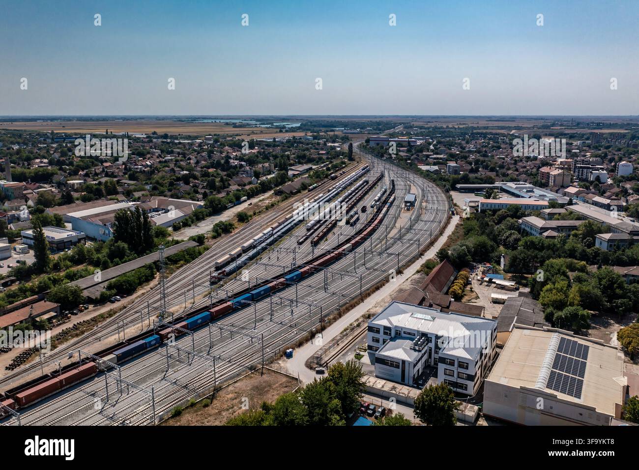 Subotica, Serbia - 2 agosto 2026: Vista aerea con drone del deposito ferroviario di merci a Subotica, che mostra treni merci, carri cisterna e vagoni merci Foto Stock