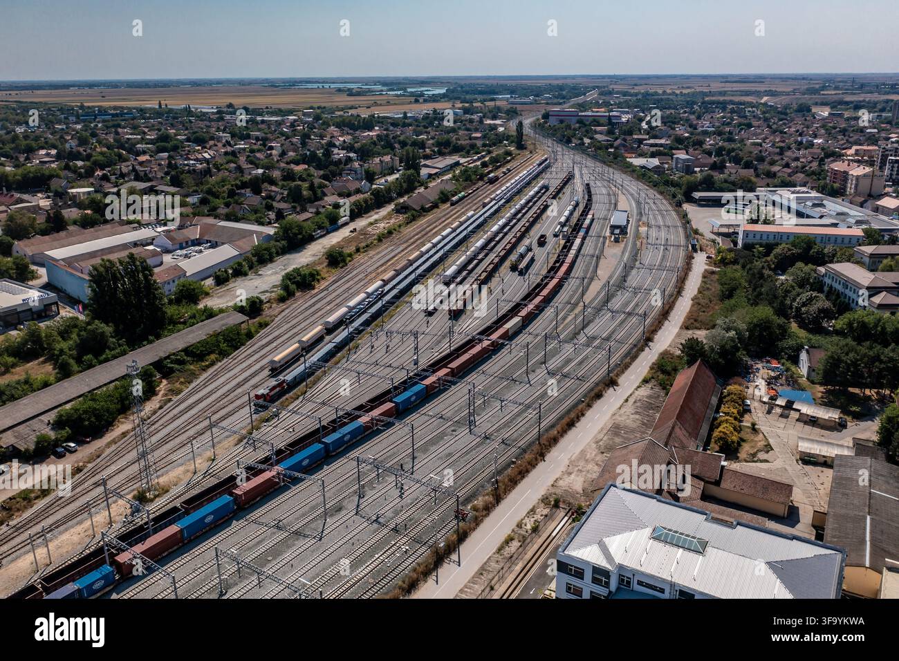 Subotica, Serbia - 2 agosto 2026: Vista aerea con drone del deposito ferroviario di merci a Subotica, che mostra treni merci, carri cisterna e vagoni merci Foto Stock