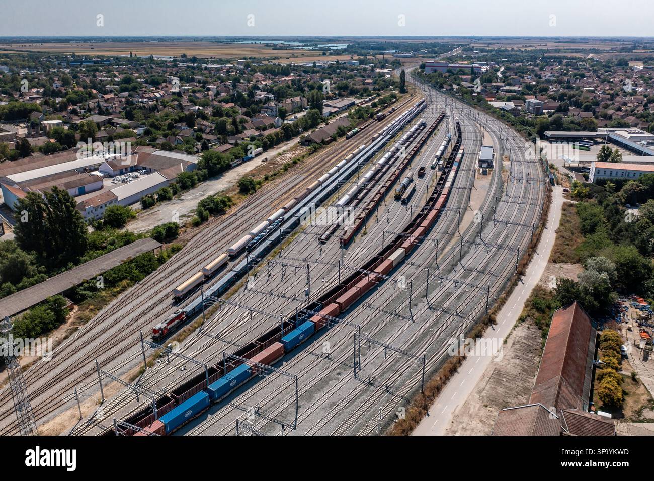 Subotica, Serbia - 2 agosto 2026: Vista aerea con drone del deposito ferroviario di merci a Subotica, che mostra treni merci, carri cisterna e vagoni merci Foto Stock