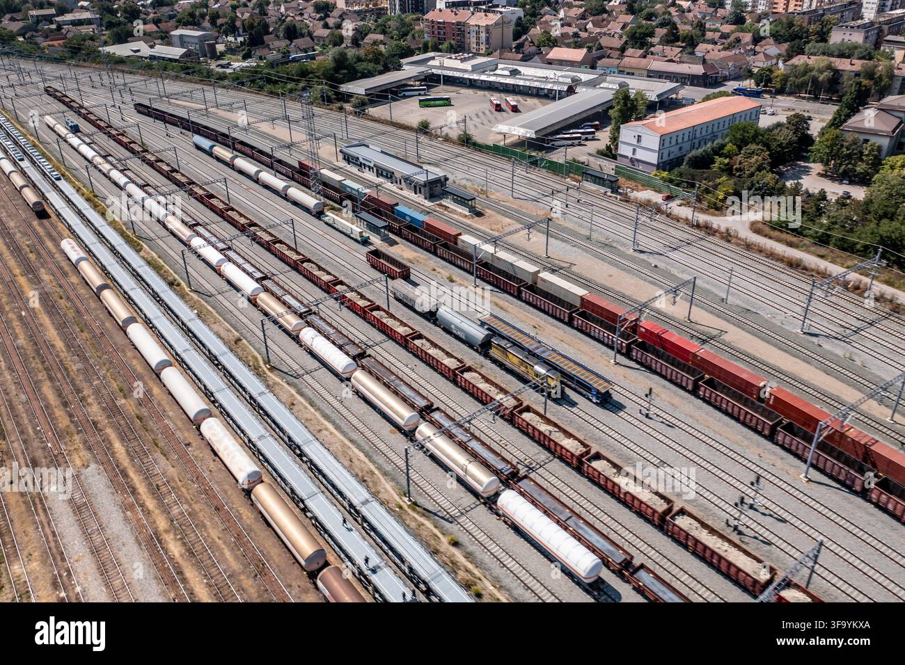 Subotica, Serbia - 2 agosto 2026: Vista aerea con drone del deposito ferroviario di merci a Subotica, che mostra treni merci, carri cisterna e vagoni merci Foto Stock